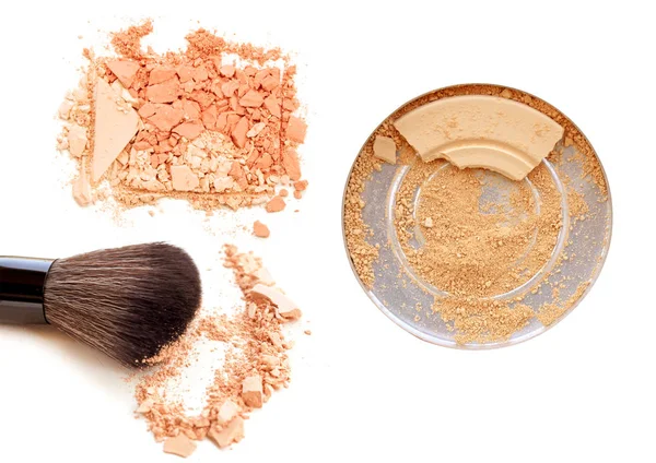 yüz pudrası bir fırça ile beyaz bir arka plan üzerinde kapat