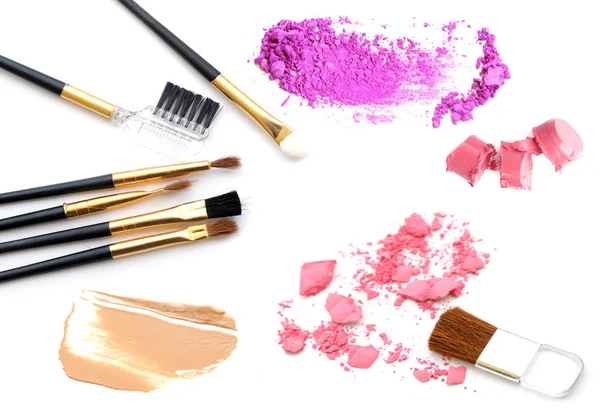Groep van make-up producten geïsoleerd op wit — Stockfoto