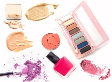Beyaz izole makyaj ürünleri