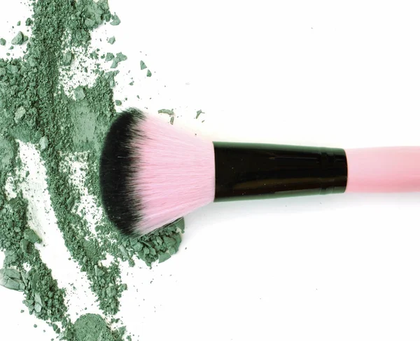 Cepillo de maquillaje con sombra de ojos verde triturado, aislado en macro blanco — Foto de Stock