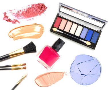 Grup üzerinde beyaz izole makyaj ürünleri