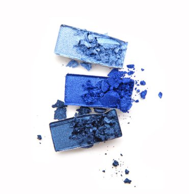 Beyaz arka plan üzerinde kutusunda ezilmiş göz farı.