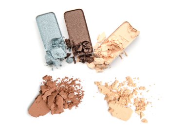 Beyaz bir arka plan üzerinde izole trio kırık tarafsız göz farı makyaj