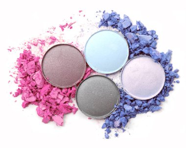 ezilmiş göz makyajı seti beyaz arkaplanda izole edildi