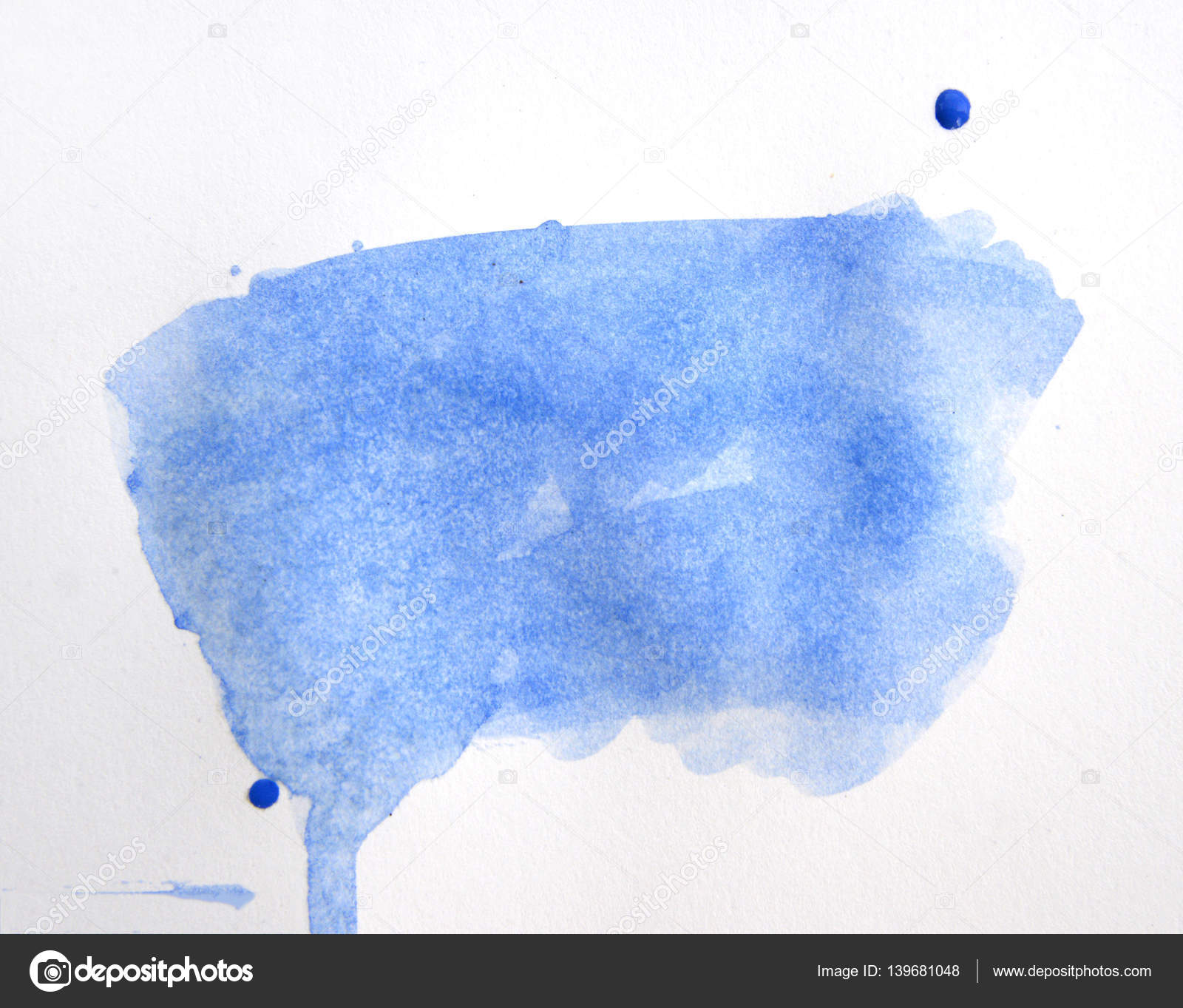 Struttura di carta acquerello blu dipinto a mano stilizzato isolato macchia su fondo bianco per il disegno