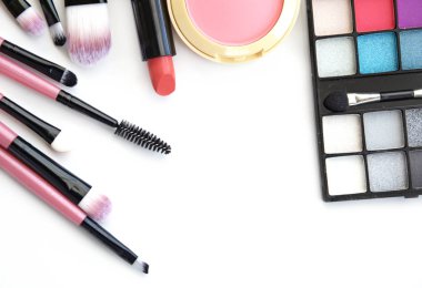 kozmetik ve makyaj. Araçlar için profesyonel bir üstten görünüm olun. Beyaz bir arka plan üzerinde