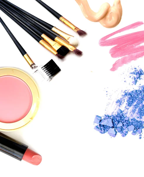 Kosmetik und Make-up. Werkzeuge für die professionelle Erstellung einer Draufsicht. auf weißem Hintergrund — Stockfoto