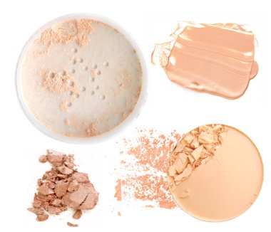 yüz pudrası ve beyaz arka plan üzerinde fırça