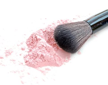 Beyaz arka plan ve kozmetik fırça ezilmiş allık, yakın çekim