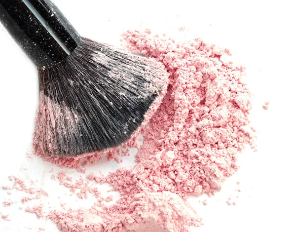 Close up de blush esmagado no fundo branco e escova cosmética . — Fotografia de Stock