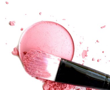 Kozmetik toz fırça daire kutu ve üzerinde beyaz izole ezilmiş allık paleti