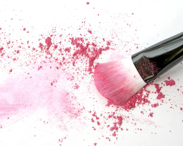 Close up of crushed blush on white background and cosmetic brush — Stock Photo, Image