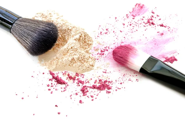 Maquiagem em pó e sombra de cor esmagada no fundo branco — Fotografia de Stock