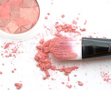 Kozmetik toz fırça daire kutu ve üzerinde beyaz izole ezilmiş allık paleti