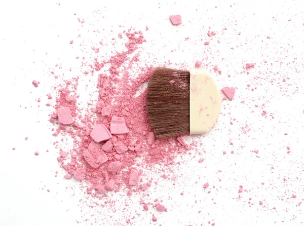 Gros plan de blush écrasé sur fond blanc et pinceau cosmétique — Photo