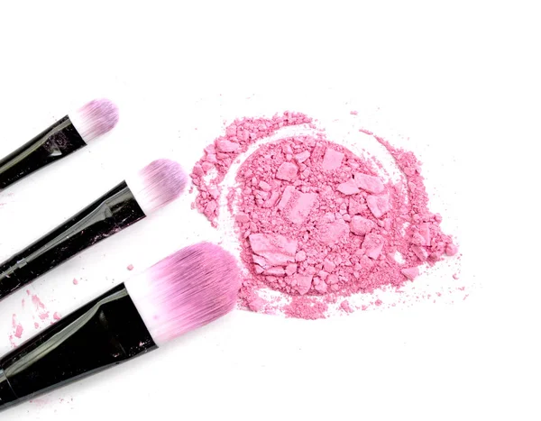 Cosmétique broyé maquillage poudre avec brosse isolée sur blanc — Photo