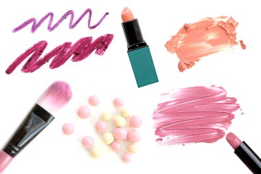 Profesyonel makyaj koleksiyonu ve araçları beyaz izole etmek.