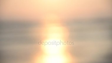 Köpüklü su yüzeyi. De-odaklı