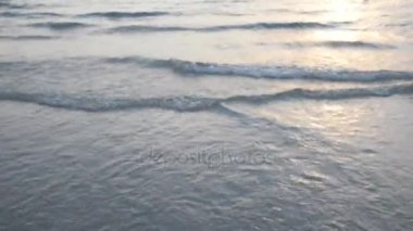 Gün batımı fırtına dalgaları rüzgarlı sırasında kilitleniyor