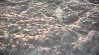 Tropic deniz dalga sıçrama günbatımı altın plaj kum üzerinde