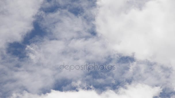 Σύννεφο λευκό και μπλε του ουρανού στην διάρκεια της ημέρας, για το φόντο. — Αρχείο Βίντεο