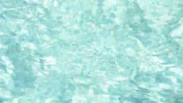 Piscine bleu d'eau dans la journée ensoleillée — Video