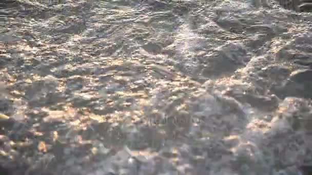 Splash κύμα Tropic στη θάλασσα στη χρυσή άμμο παραλία στο ηλιοβασίλεμα — Αρχείο Βίντεο