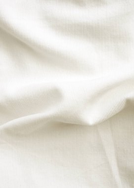 Dağınık yatak, beyaz battaniye arka planı için.