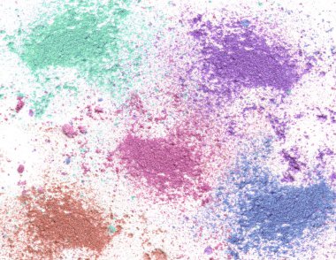 Beyaz arka plan üzerinde izole renkli toz