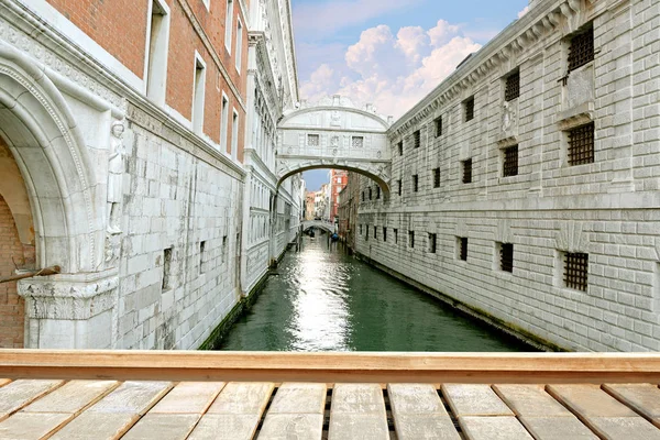 Gondola a kis csatorna halad felé nevezetes Sóhajok hídja (Ponte dei Sospiri) Velence, Olaszország. — Stock Fotó