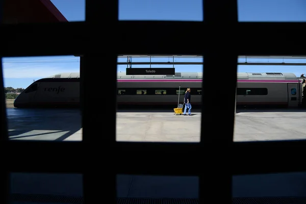 TOLEDO, SPAGNA - 1 MAGGIO 2017: Treno Renfe alla stazione di Toledo in Spagna. Renfe è una compagnia ferroviaria nazionale spagnola, con treni che arrivano fino a 310 kmh — Foto Stock