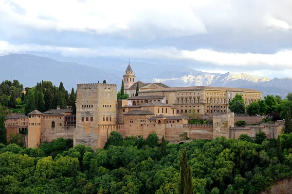 Antigua fortaleza árabe de la Alhambra, Granada, España . — Foto de Stock