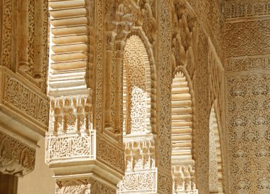 Granada, İspanya - 6 Mayıs 2017: Kemerli ve sütunları Alhambra bahçesindeki aslanları mahkemelerinin