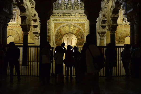 Cordoba moskén interiör med travelle siluett — Stockfoto