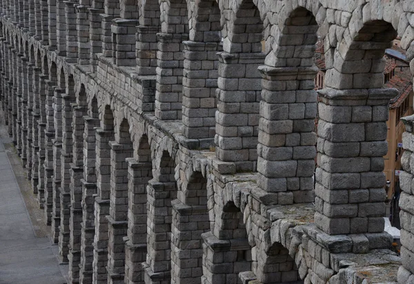 Romawi Kuno saluran air di Plaza del Azoguejo persegi di Segovia, Spanyol — Stok Foto