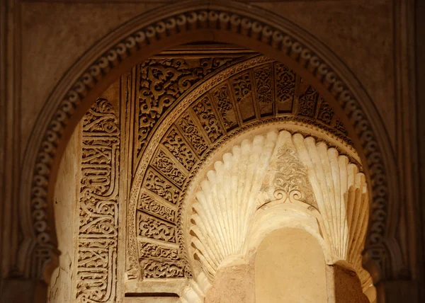 GRANADA, ESPAÑA - 6 DE MAYO DE 2017: Arcos y columnas de la Corte de Leones de la Alhambra —  Fotos de Stock