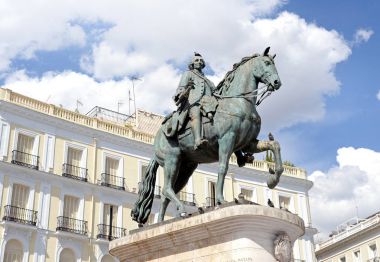 Carlos III Puerta del Sol (Güneş'in ağ geçidi), Madrid, İspanya, heykeli. Carlos III (Charles III) İspanya kralı 1759 üzerinden 1788 için yapıldı..