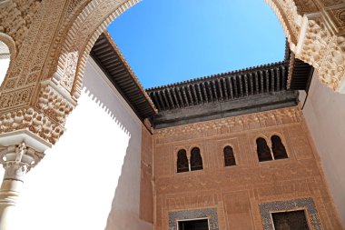 Granada, İspanya - 6 Mayıs 2017: Kemerli ve sütunları Alhambra bahçesindeki aslanları mahkemelerinin