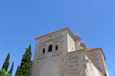 Granada, Endülüs, İspanya - 6 Mayıs 2017: insanlar ve turistler Alcazaba de Granada, güneşli bir günde Alhambra askeri Kalesi çevresinde.