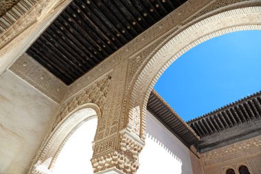 Granada, İspanya - 6 Mayıs 2017: Kemerli ve sütunları Alhambra bahçesindeki aslanları mahkemelerinin