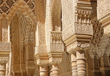 Granada, İspanya - 6 Mayıs 2017: Kemerli ve sütunları Alhambra bahçesindeki aslanları mahkemelerinin