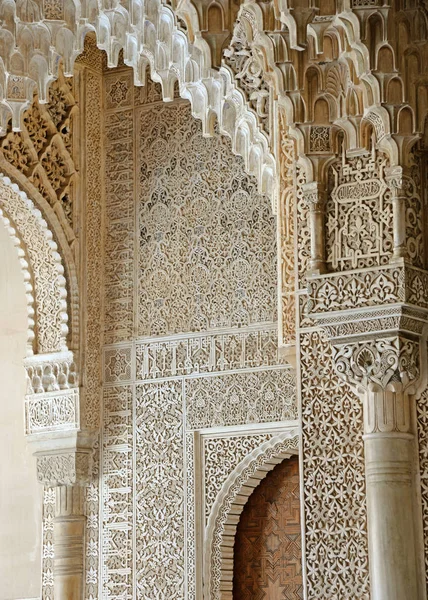 Granada, Spanien - 6. Mai 2017: Bögen und Säulen des Löwen-Hofes in der Alhambra — Stockfoto