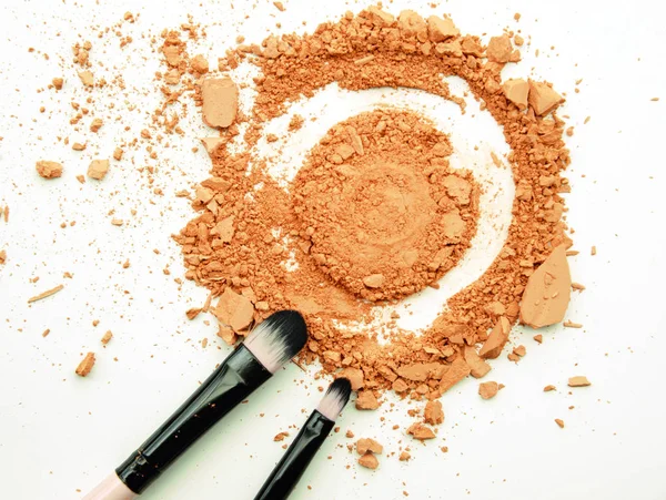 bir fırça, moda güzellik aracı allık üzerinde turuncu yüz toz göz farı