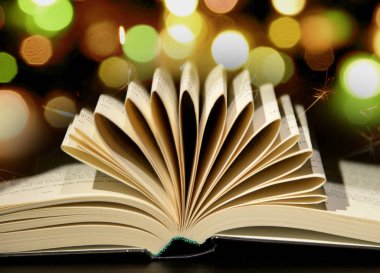 Arka plan sihirli mistik parlak ışık ile açık kitap