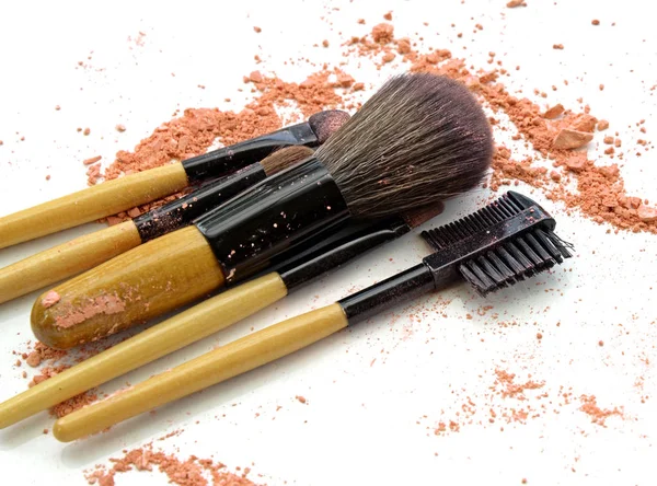 Professionella make-up pensel på färgglada krossade ögonskugga — Stockfoto