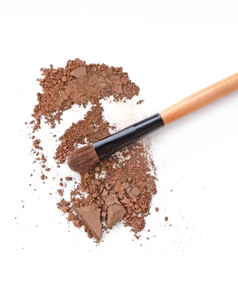 Cepillo de maquillaje y polvo marrón aislado sobre fondo blanco — Foto de Stock