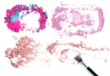 Profesyonel makyaj koleksiyonu ve araçları beyaz izole etmek.