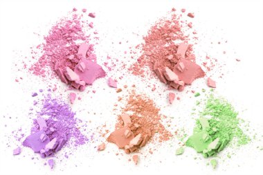 Kozmetik toz fırça daire kutu ve üzerinde beyaz izole ezilmiş allık paleti