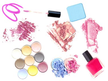 Grup üzerinde beyaz izole makyaj ürünleri