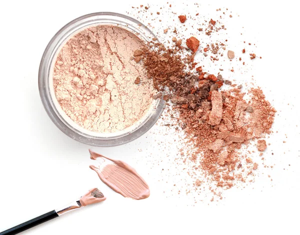 Yüz pudrası ve beyaz zemin üzerine bej Vakfı